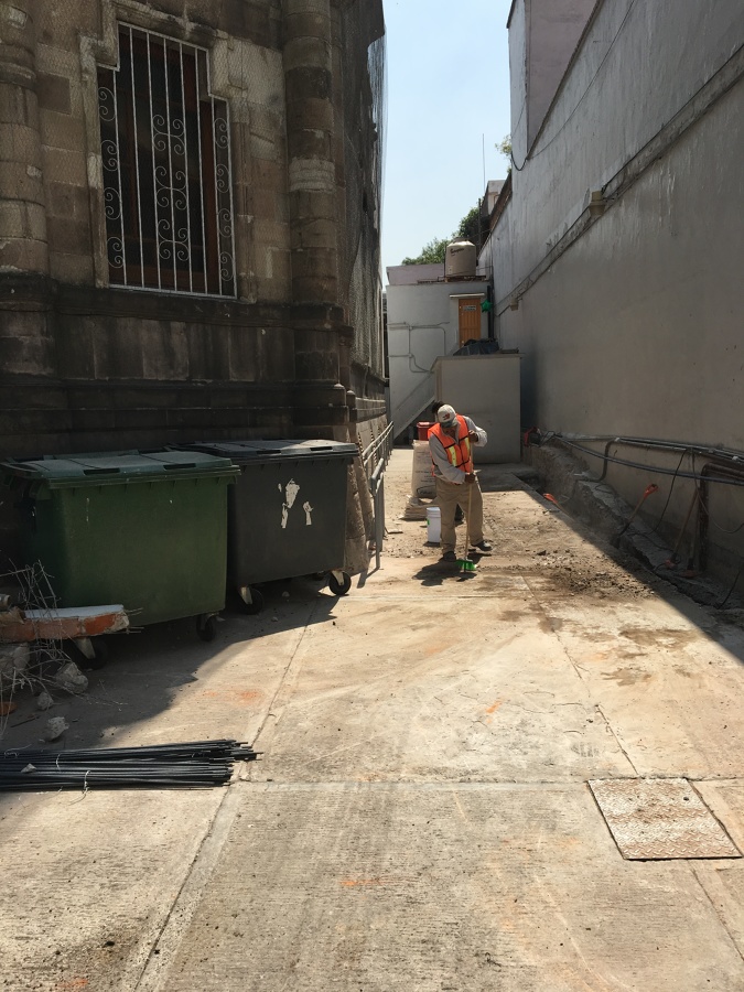 Demolición de muro existente y excavación para cimentación