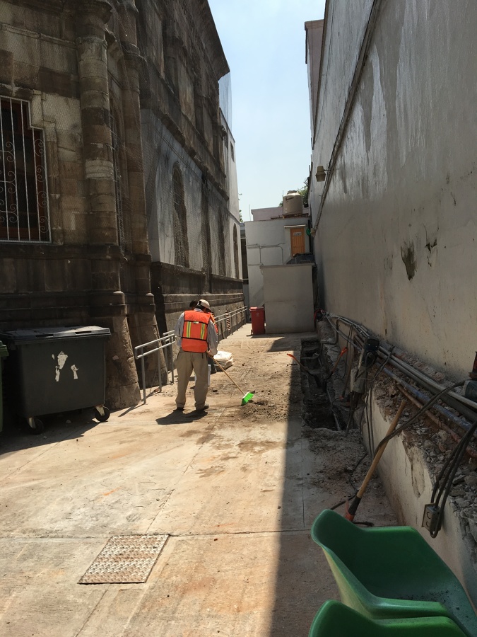 Demolición de muro existente y excavación para cimentación