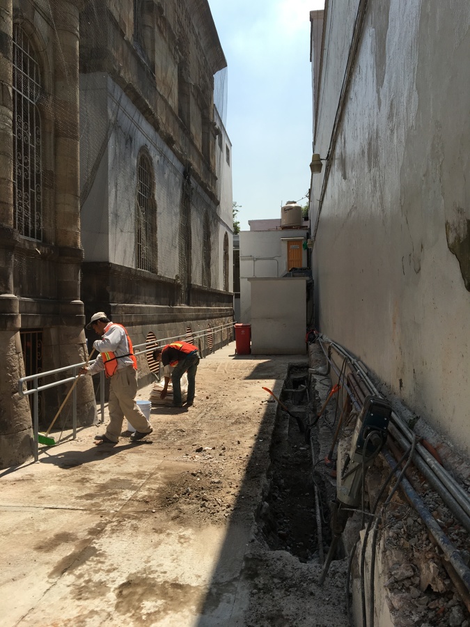 Demolición de muro existente y excavación para cimentación