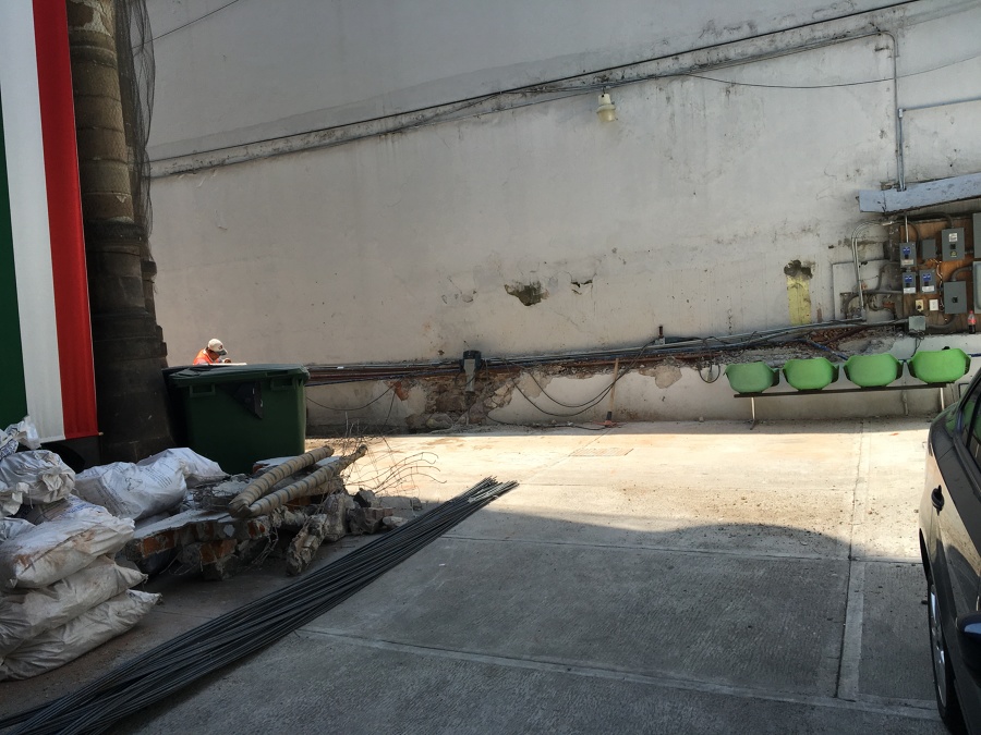 Demolición de muro existente y excavación para cimentación