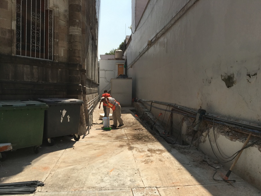 Demolición de muro existente y excavación para cimentación