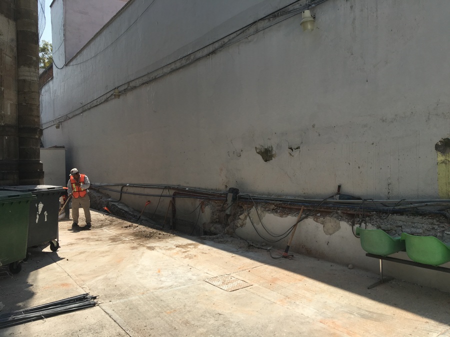 Demolición de muro existente y excavación para cimentación