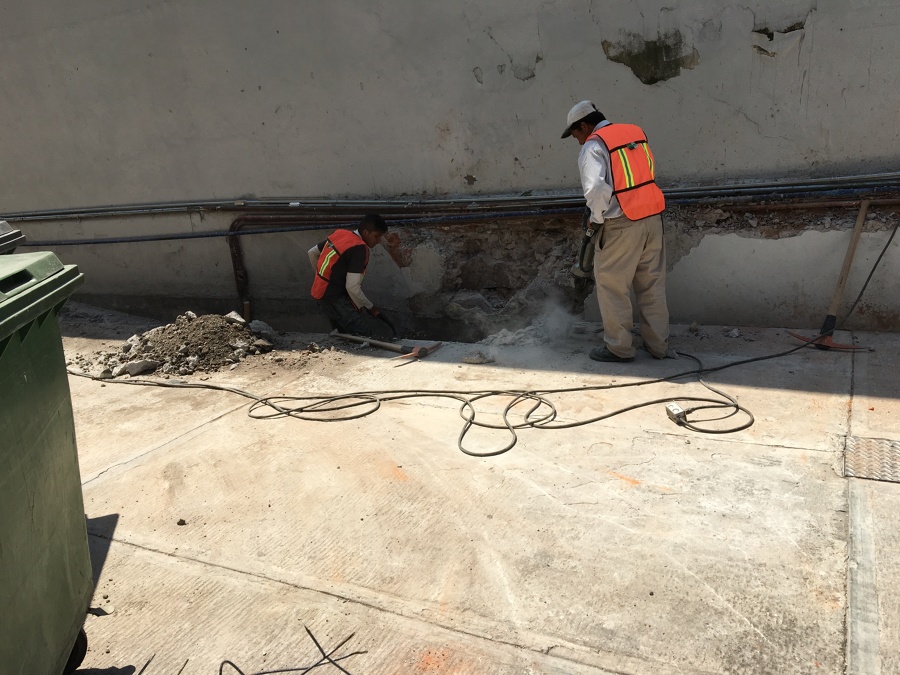 Demolición de muro existente y excavación para cimentación