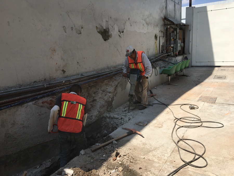 Demolición de muro existente y excavación para cimentación