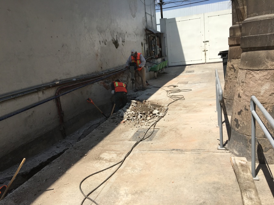 Demolición de muro existente y excavación para cimentación