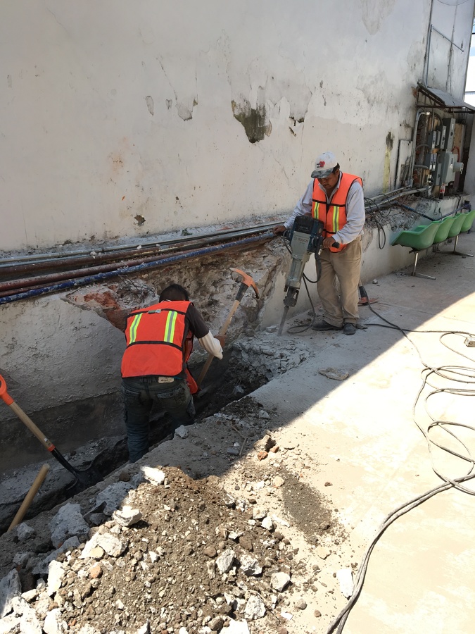 Demolición de muro existente y excavación para cimentación