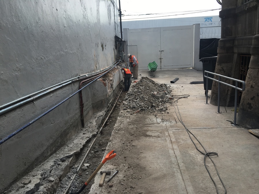 Demolición de muro existente y excavación para cimentación