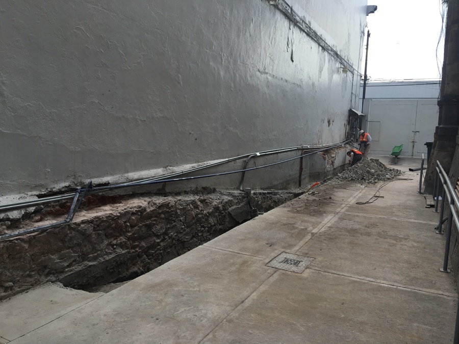 Demolición de muro existente y excavación para cimentación