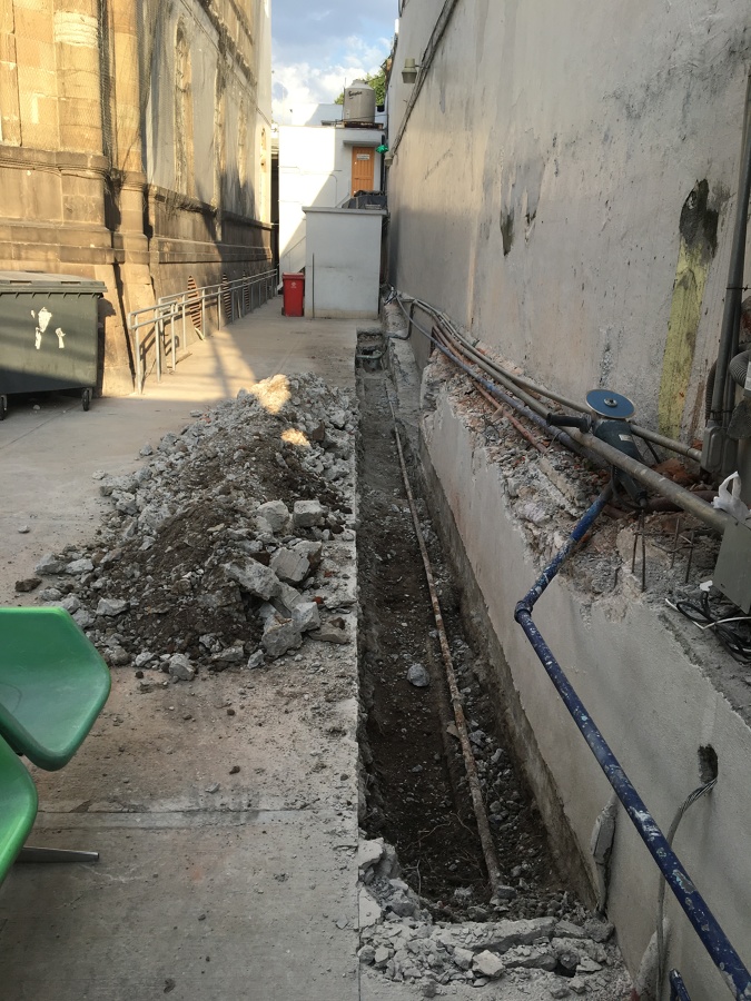 Demolición de muro existente y excavación para cimentación