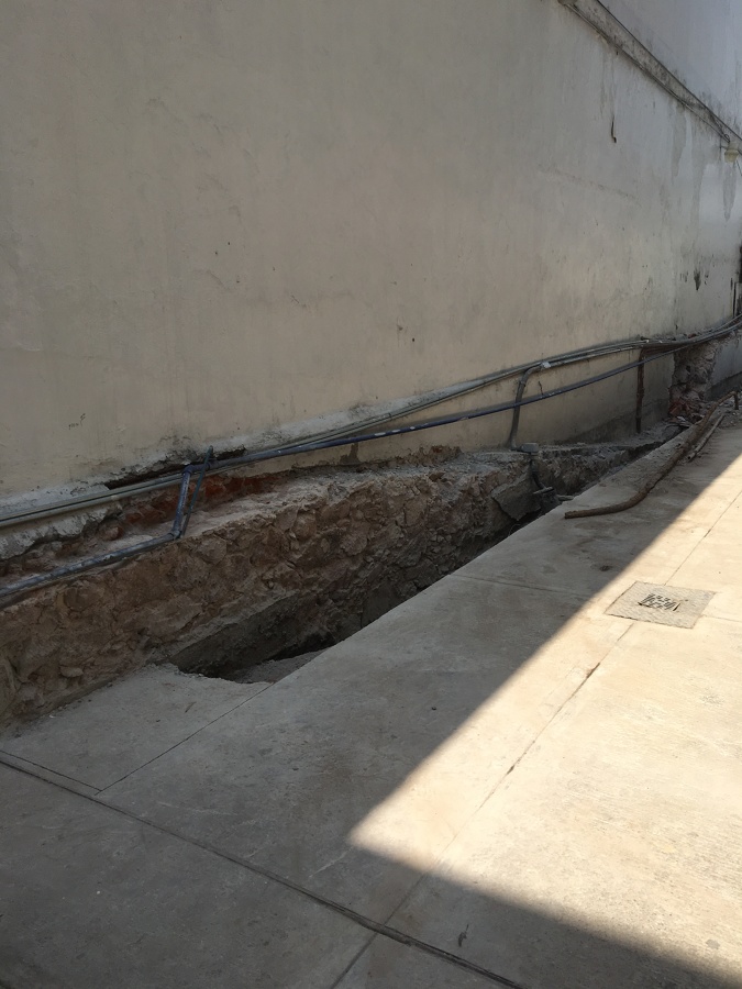 Demolición de muro existente y excavación para cimentación