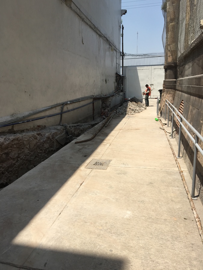 Demolición de muro existente y excavación para cimentación