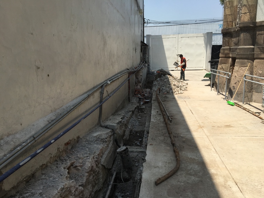 Demolición de muro existente y excavación para cimentación