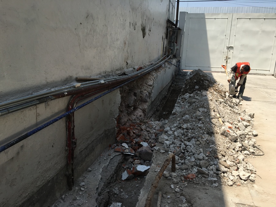 Demolición de muro existente y excavación para cimentación