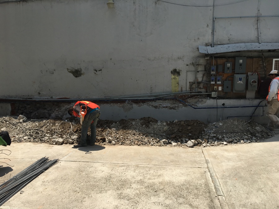 Demolición de muro existente y excavación para cimentación