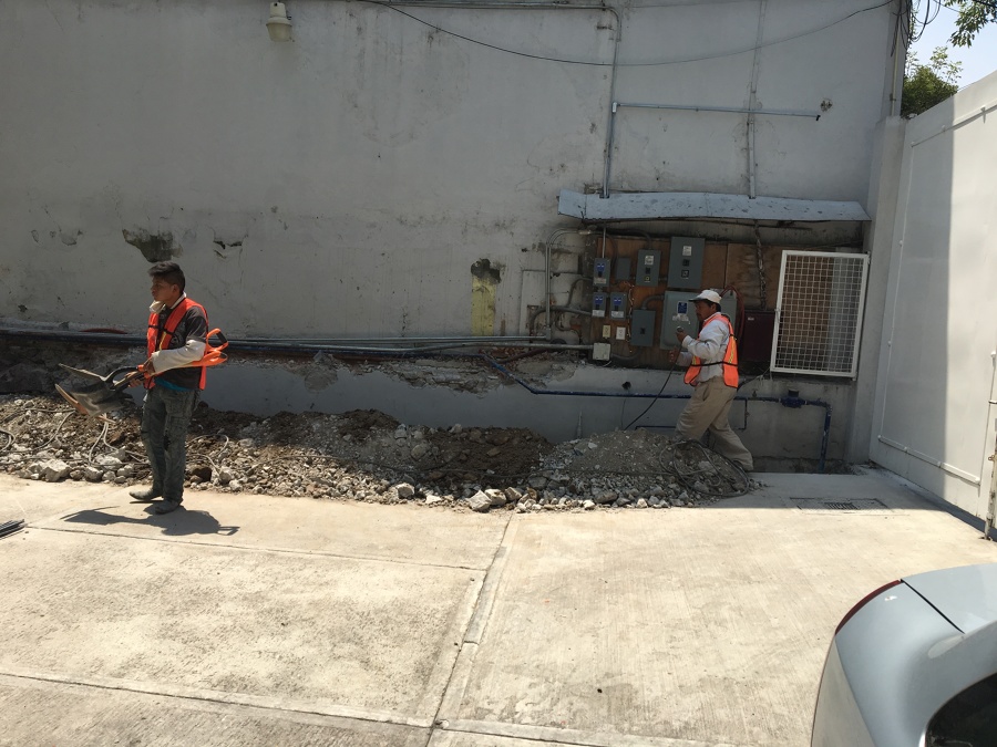 Demolición de muro existente y excavación para cimentación