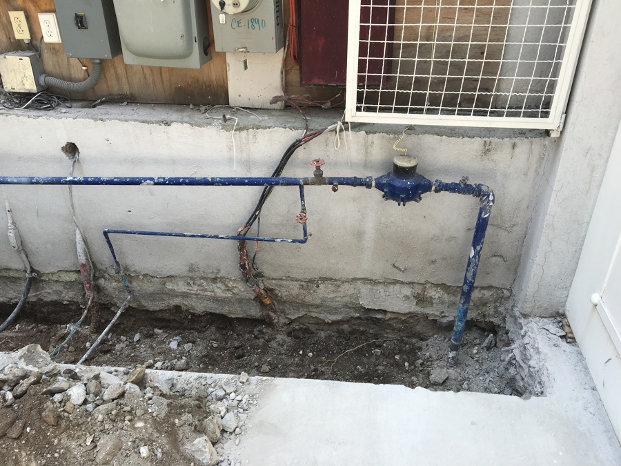Demolición de muro existente y excavación para cimentación