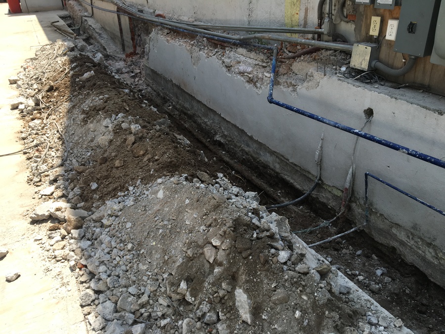 Demolición de muro existente y excavación para cimentación