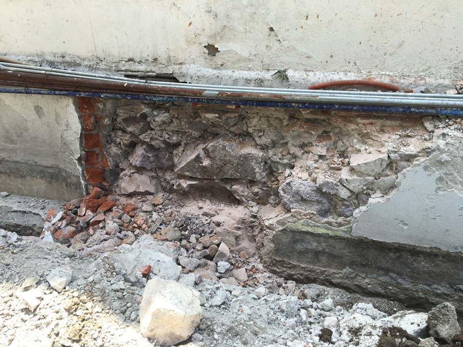 Demolición de muro existente y excavación para cimentación