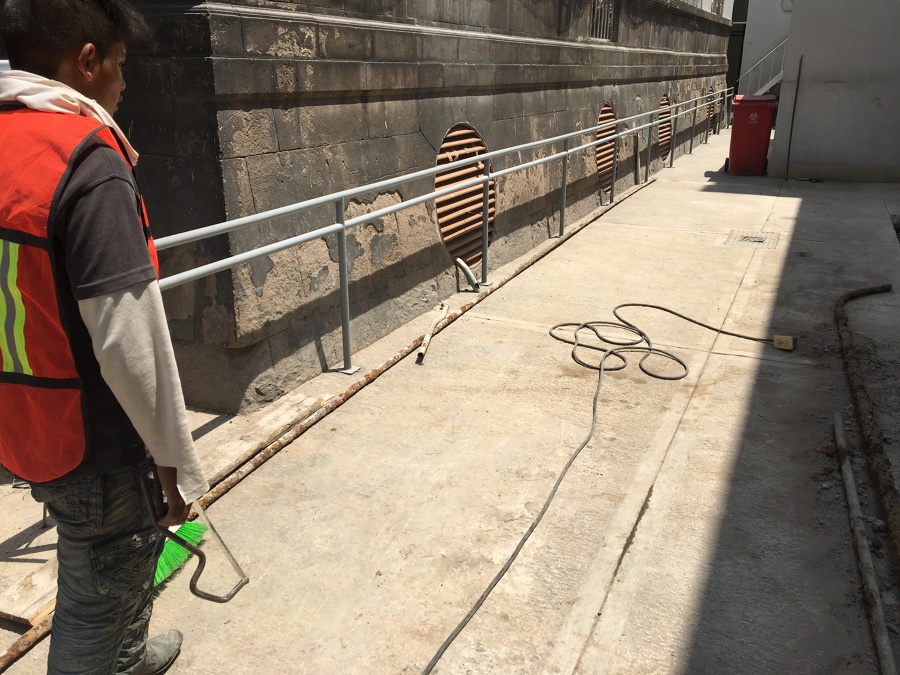 Demolición de muro existente y excavación para cimentación
