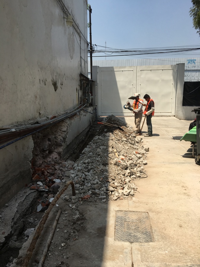 Demolición de muro existente y excavación para cimentación