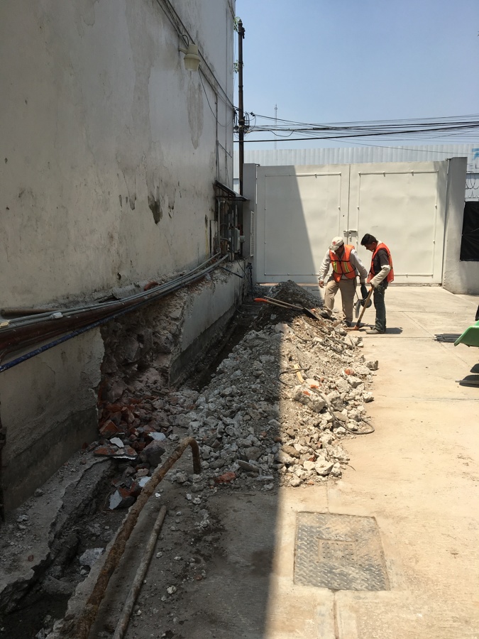 Demolición de muro existente y excavación para cimentación