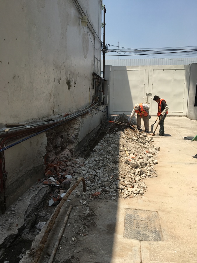 Demolición de muro existente y excavación para cimentación
