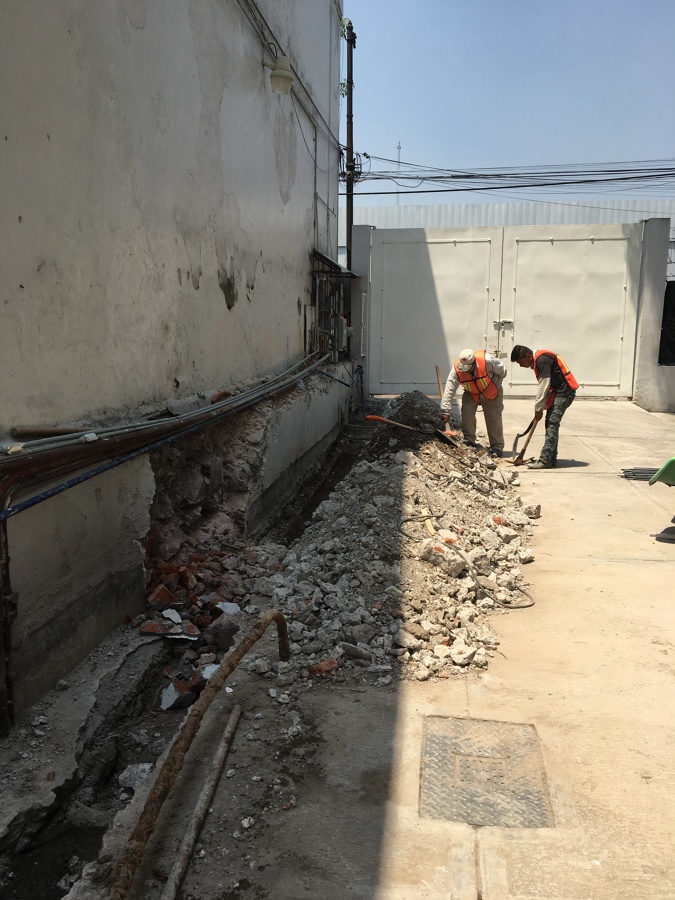 Demolición de muro existente y excavación para cimentación