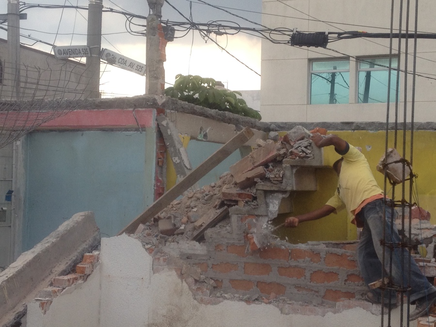 DEMOLICIÓN TOTAL. AQUÍ LA ESCALERA