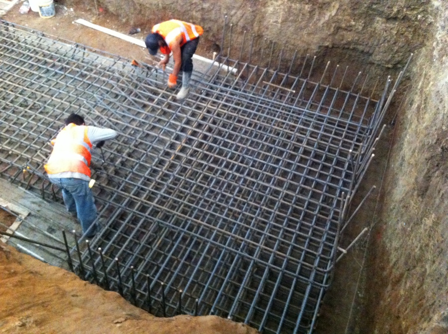 DISEÑO Y CONSTRUCCIÓN CIMENTACIÓN MAQUINA ABOMBADORA PARA AXIS SA DE CV