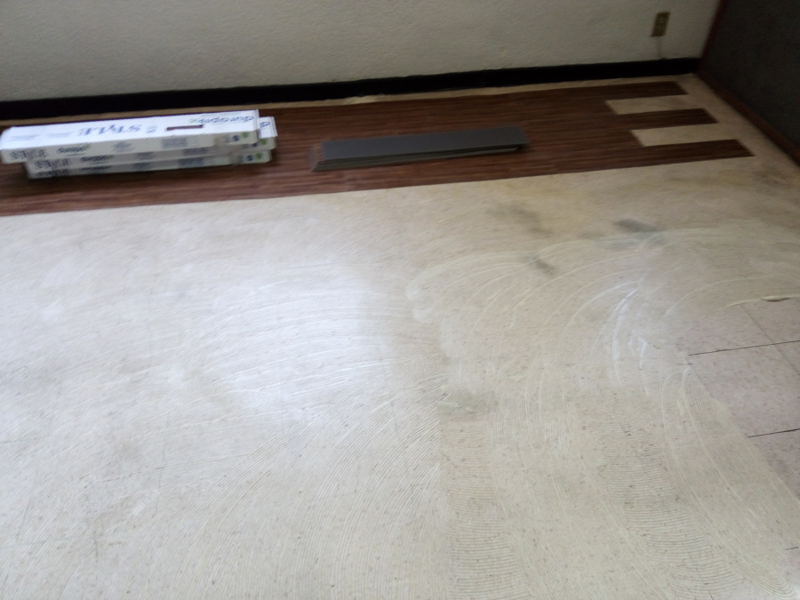 el adhesivo se extiende primero