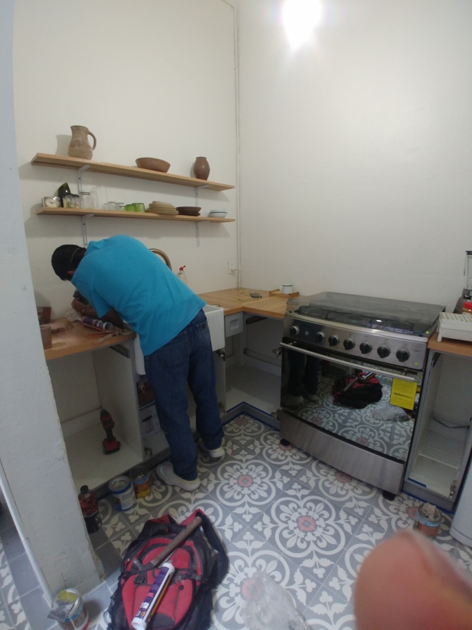 El equipo montando la cocina