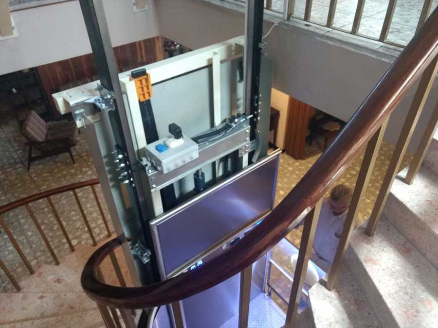 Elevador hidráulico de media cabina de fabricación nacional  para 2 niveles