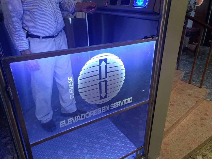 Elevador hidráulico de media cabina de fabricación nacional  para 2 niveles