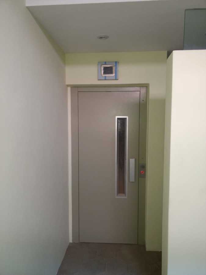 Elevador residencial para 2 personas para 4 niveles, a una velocidad de 1.00 m/seg. MRL