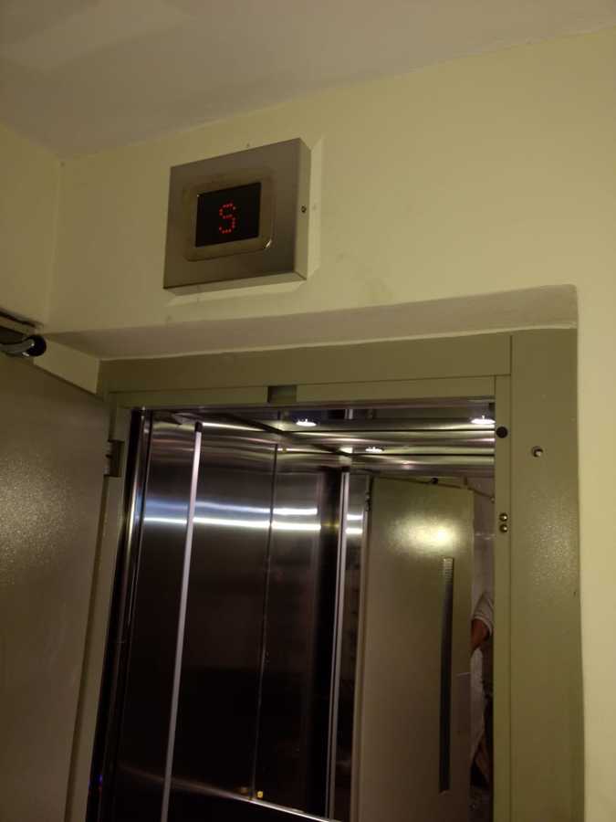 Elevador residencial para 2 personas para 4 niveles, a una velocidad de 1.00 m/seg. MRL