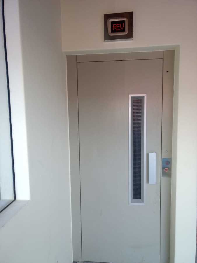 Elevador residencial para 2 personas para 4 niveles, a una velocidad de 1.00 m/seg. MRL