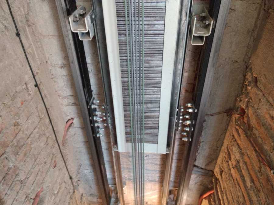 Elevador residencial para 2 personas para 4 niveles, a una velocidad de 1.00 m/seg. MRL