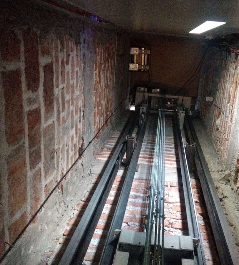 Elevador residencial para 2 personas para 4 niveles, a una velocidad de 1.00 m/seg. MRL