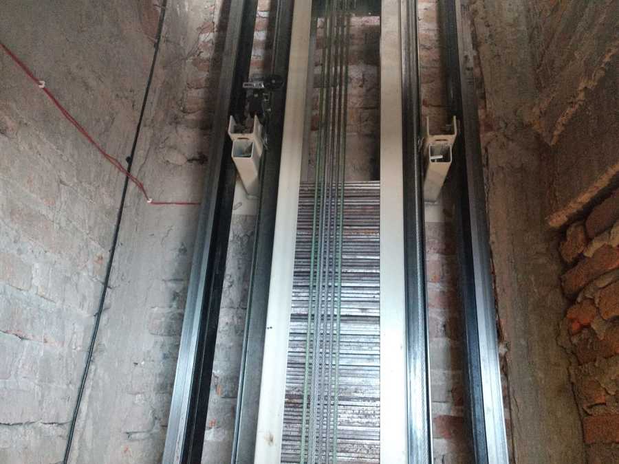 Elevador residencial para 2 personas para 4 niveles, a una velocidad de 1.00 m/seg. MRL