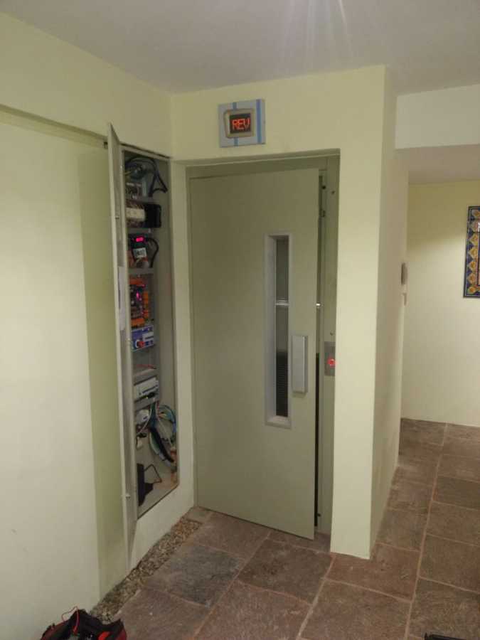 Elevador residencial para 2 personas para 4 niveles, a una velocidad de 1.00 m/seg. MRL