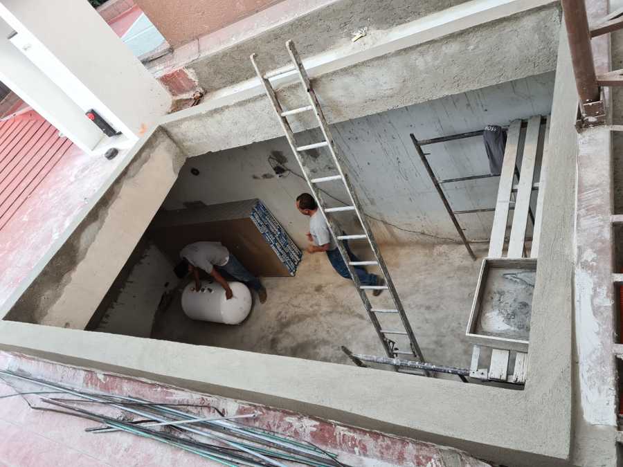 Enmarcando la losa donde será colocado un domo de cristal templado.