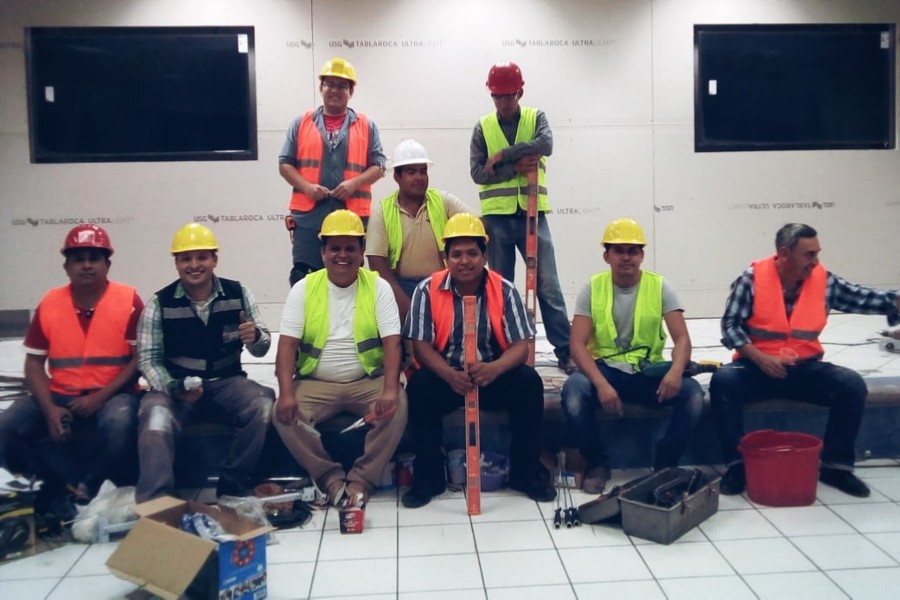 Equipo de Electricidad, Tablaroca y Pintura.