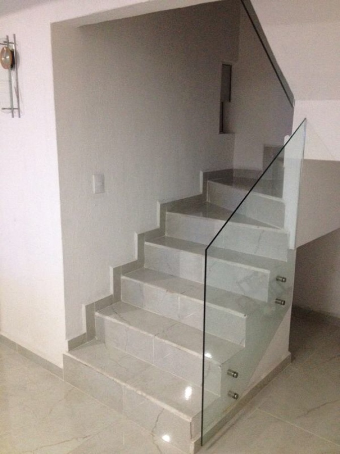 Escalera con barandal de cristal