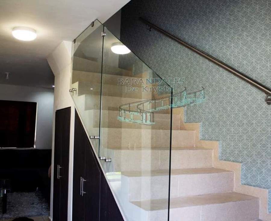 Escalera con pasamanos