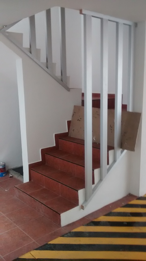 Escalera de acceso a departamentos
