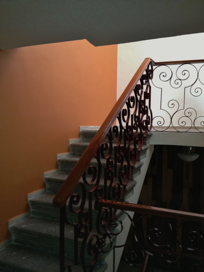 ESCALERA DE ACCESO (PINTURA, CANCELERIA Y CARPINTERIA)