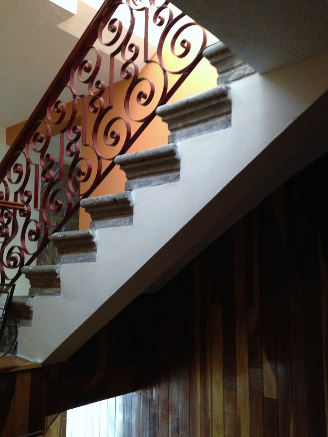 ESCALERA DE ACCESO (PINTURA, CANCELERIA Y CARPINTERIA)