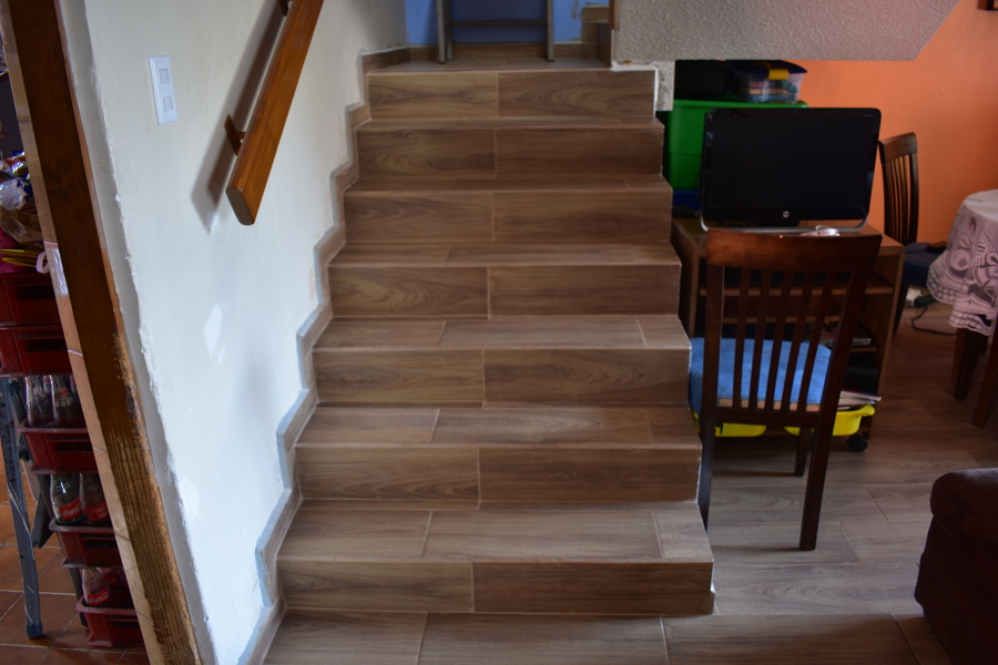 Escalera nueva con pasamanos