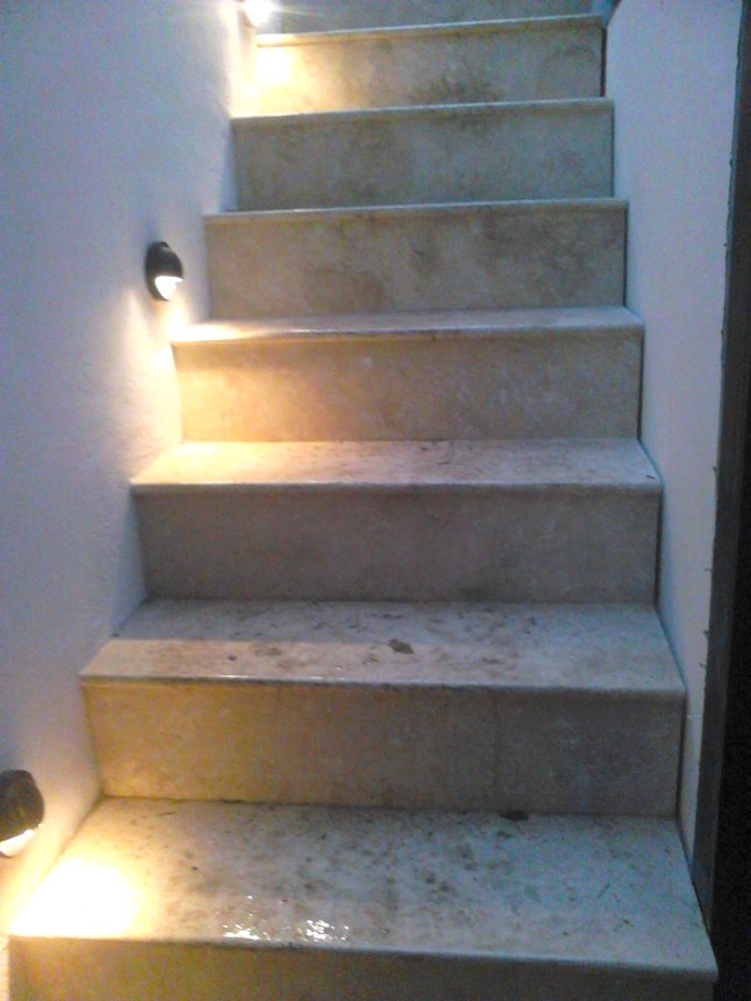 escalera terminada con luz