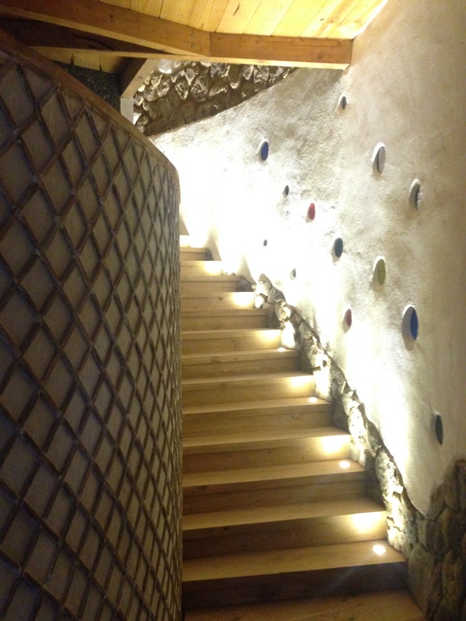 Escalera y muro con ladrillo y adobe